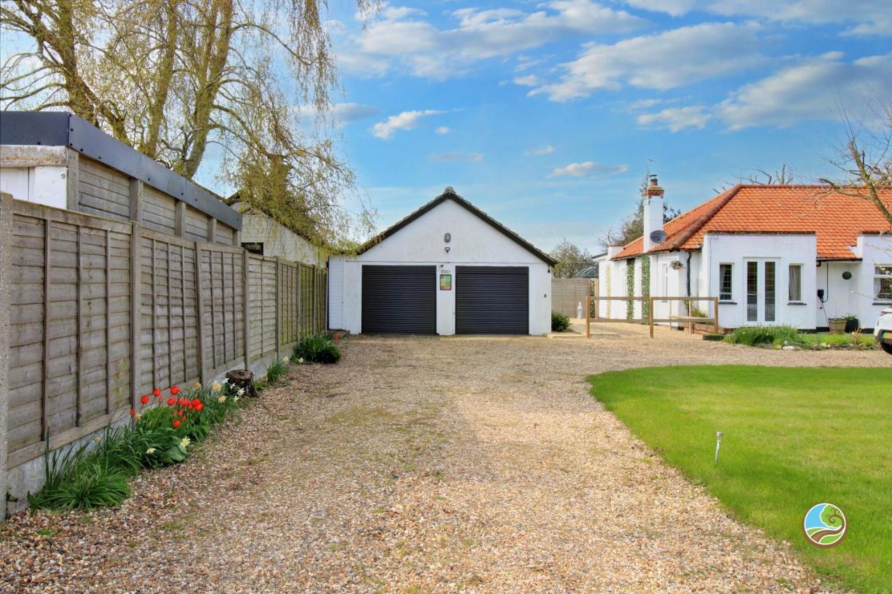 Orchard View Retreat: Dog-Friendly Getaway with Private Garden Villa Little Clacton Exterior photo