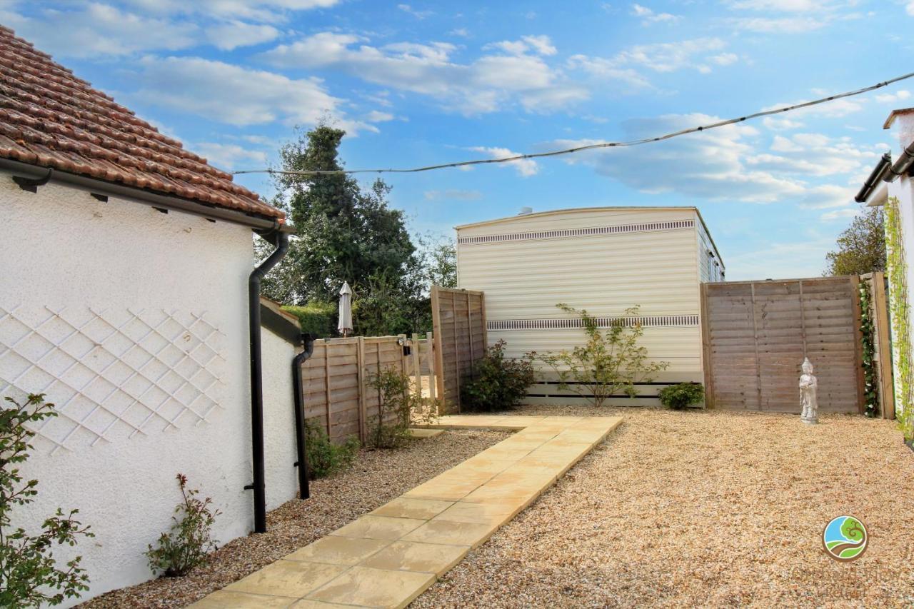 Orchard View Retreat: Dog-Friendly Getaway with Private Garden Villa Little Clacton Exterior photo